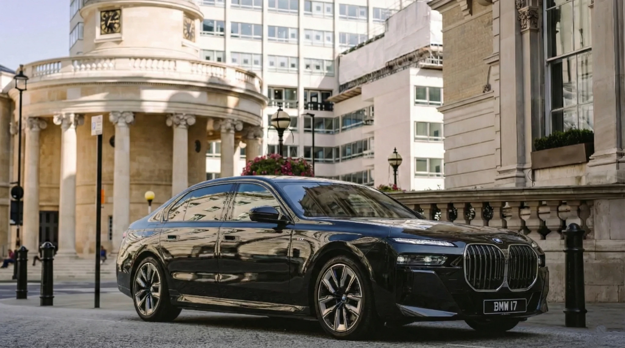 BMW i7 - Luxury chauffeur car available from Luxe Drive Cars Ltd