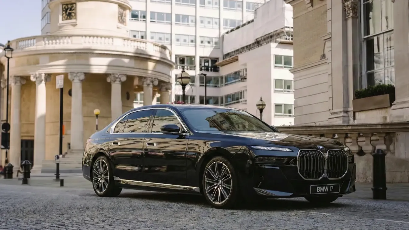 BMW i7 - Luxury chauffeur car available from Luxe Drive Cars Ltd